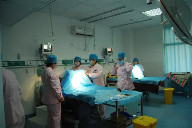 任性！这家医院生孩子竟然可以老公陪着生、趴